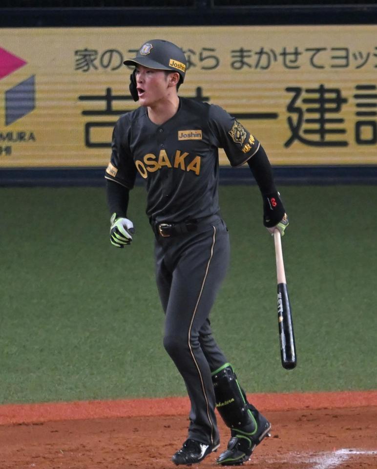 　８回、四球を選び、声を上げる高寺（撮影・飯室逸平）