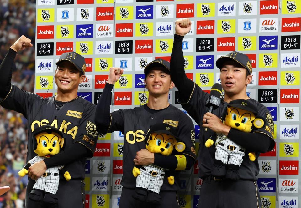 　お立ち台でポーズを決める（左から）木浪、近本、石井（撮影・山口登）