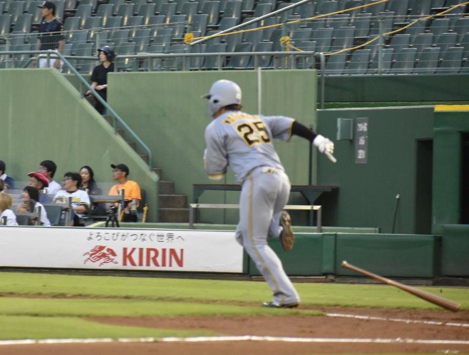 　初回に適時打を放つ渡辺