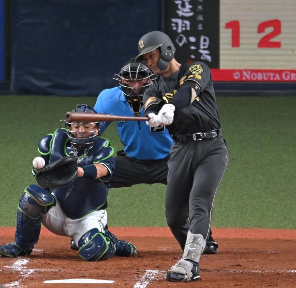 　２回、中前打を放つ坂本（撮影・飯室逸平）