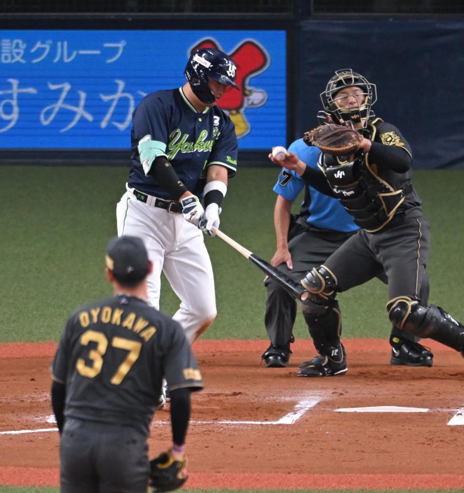 　８回、空振り三振に倒れる村上（撮影・飯室逸平）