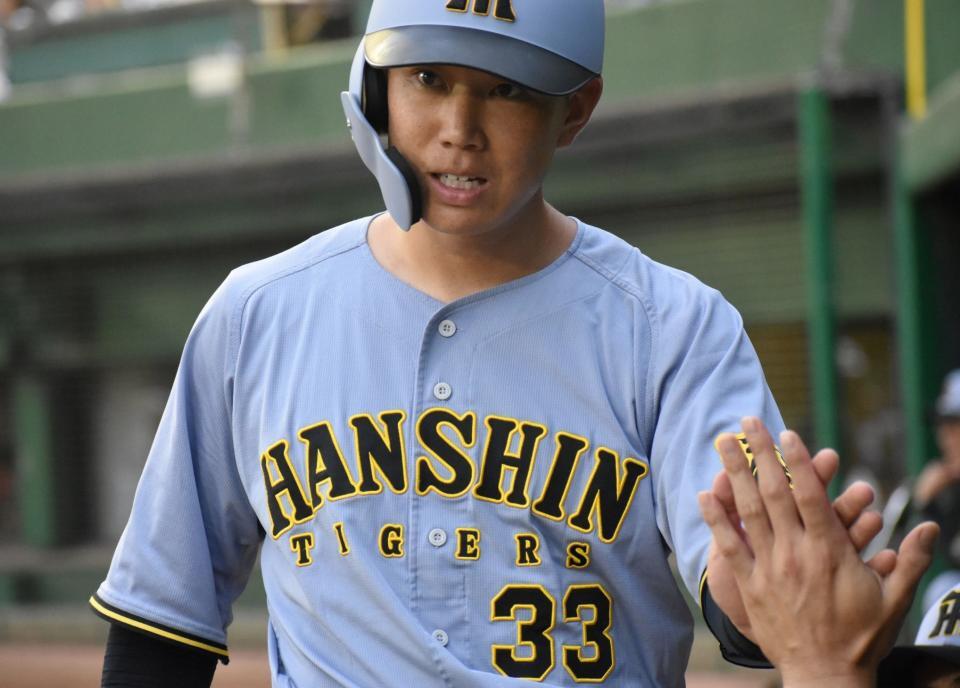 　生還しナインとハイタッチをする糸原