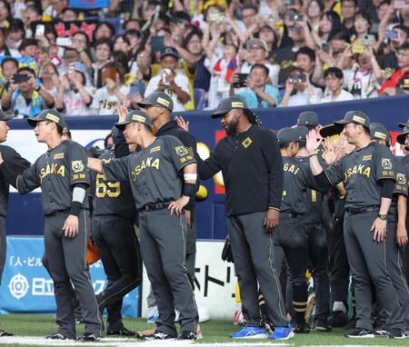 　試合に勝利し、ナインを迎える藤川監督（右端）＝撮影・北村雅宏