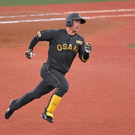 　８回、走者一掃の三塁打を放ち激走する近本（撮影・飯室逸平）