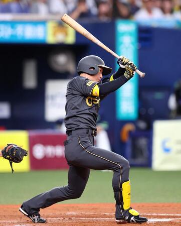 　８回、近本は右越えに走者一掃の適時三塁打を放つ（撮影・山口登）