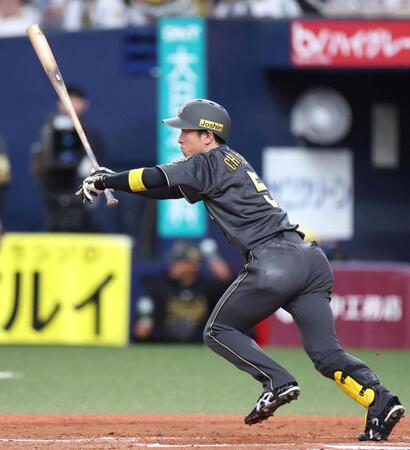 　８回、走者一掃となる適時三塁打を放つ近本（撮影・北村雅宏）