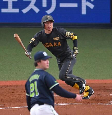 　２回、近本の遊ゴロの間に勝ち越し点を奪う（撮影・飯室逸平）