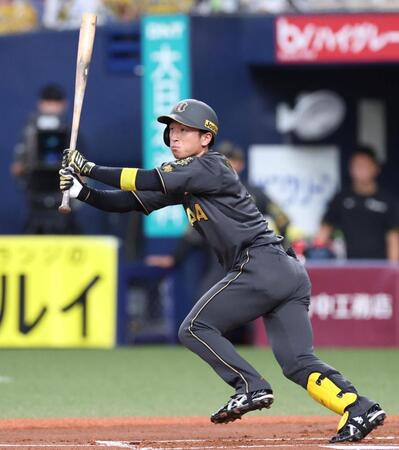 　１回、二塁打を放つ近本（撮影・北村雅宏）