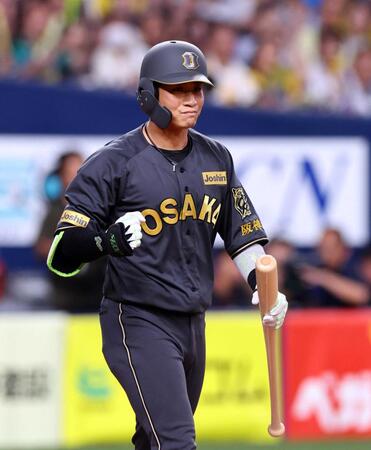 　８回、木浪は押し出し四球で勝ち越しガッツポーズを見せる