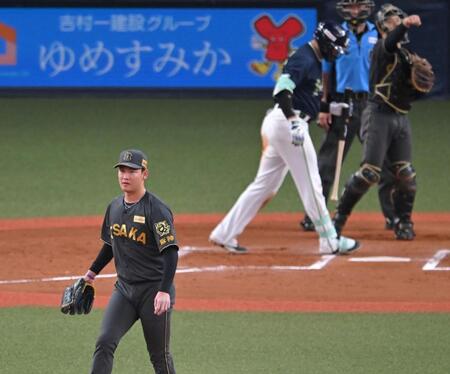 　８回、村上を空振り三振に斬る及川（撮影・飯室逸平）