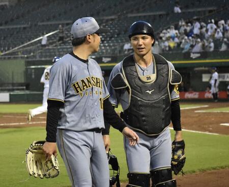 　栄枝（右）と会話する西勇