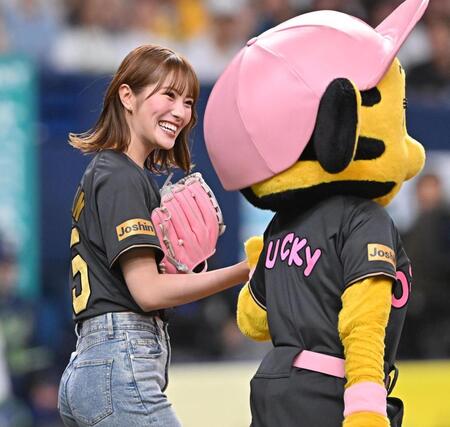 　始球式に登場したＮＭＢ４８・小嶋花梨（撮影・西田忠信）