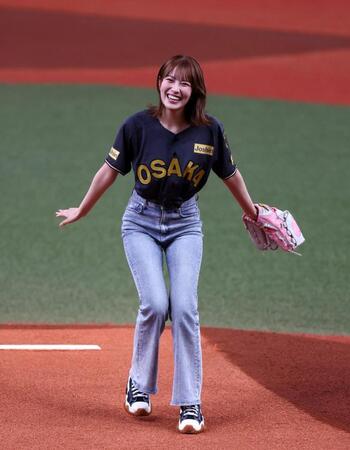 　始球式をするＮＭＢ４８小嶋花梨（撮影・山口登）