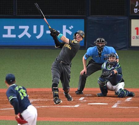 【写真】佐藤輝が驚がくムーンショット！長～い滞空時間経てスタンドに飛び込んだ衝撃弾