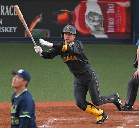 　４回、二塁打を放つ近本（撮影・飯室逸平）