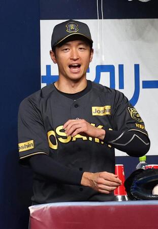 　８回、ベンチから声援を送る近本（撮影・山口登）