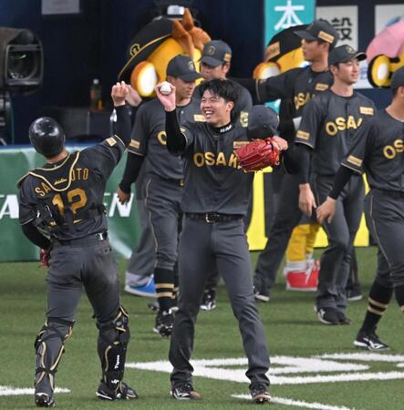 　ウイニングボールを手に笑顔の才木（撮影・飯室逸平）