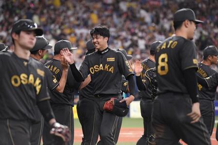 　完投勝利し、笑顔でナインとタッチを交わす才木（中央）＝撮影・西田忠信
