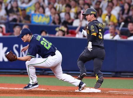 　５回、近本は内野ゴロで一塁に駆け込む（撮影・山口登）