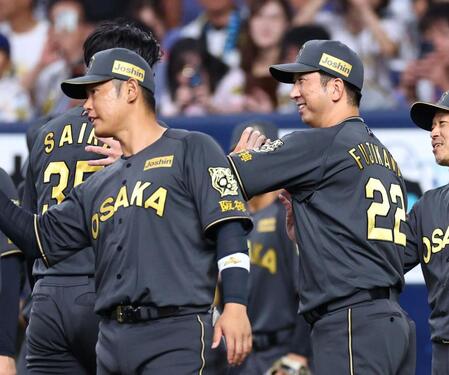 　完投勝利を飾った才木を笑顔で迎える藤川監督（右）＝撮影・山口登
