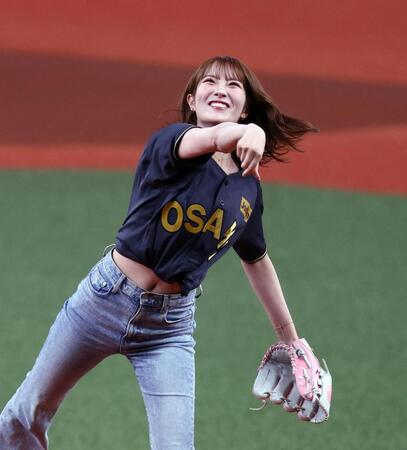 　始球式をするＮＭＢ４８小嶋花梨（撮影・山口登）