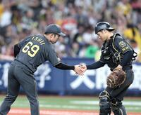 　最後を締めた石井は坂本（右）と握手を交わす（撮影・北村雅宏）