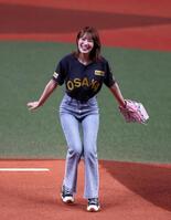 　始球式をするＮＭＢ４８小嶋花梨（撮影・山口登）