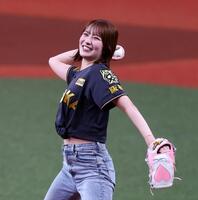 　始球式をするＮＭＢ４８小嶋花梨（撮影・山口登）