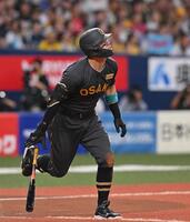 　３回、ソロを放つ佐藤輝（撮影・西田忠信）