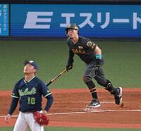 　３回、奥川から３１号ソロを放つ佐藤輝（撮影・飯室逸平）