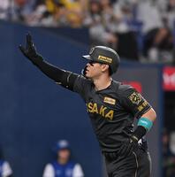 　３回、ソロを放ち生還する佐藤輝（撮影・西田忠信）