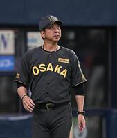 　６回開始前、選手交代を告げた藤川監督（撮影・西田忠信）