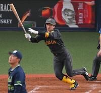 　４回、二塁打を放つ近本（撮影・飯室逸平）
