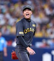　６回、才木はオスナを三邪飛に打ち取り雄たけびを上げる（撮影・山口登）