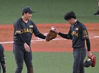 　才木にウイニングボールを渡す大山（撮影・飯室逸平）