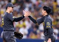 　ヤクルトに勝利し佐藤輝（左）は才木とタッチする（撮影・山口登）