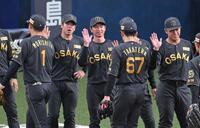 　ナインを迎える近本ら（撮影・飯室逸平）