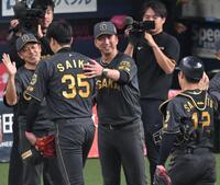 　完投勝利を挙げた才木（３５）を労う藤川監督（撮影・飯室逸平）