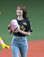 　笑顔でマウンドへ向かうＮＭＢ４８・小嶋花梨（撮影・飯室逸平）