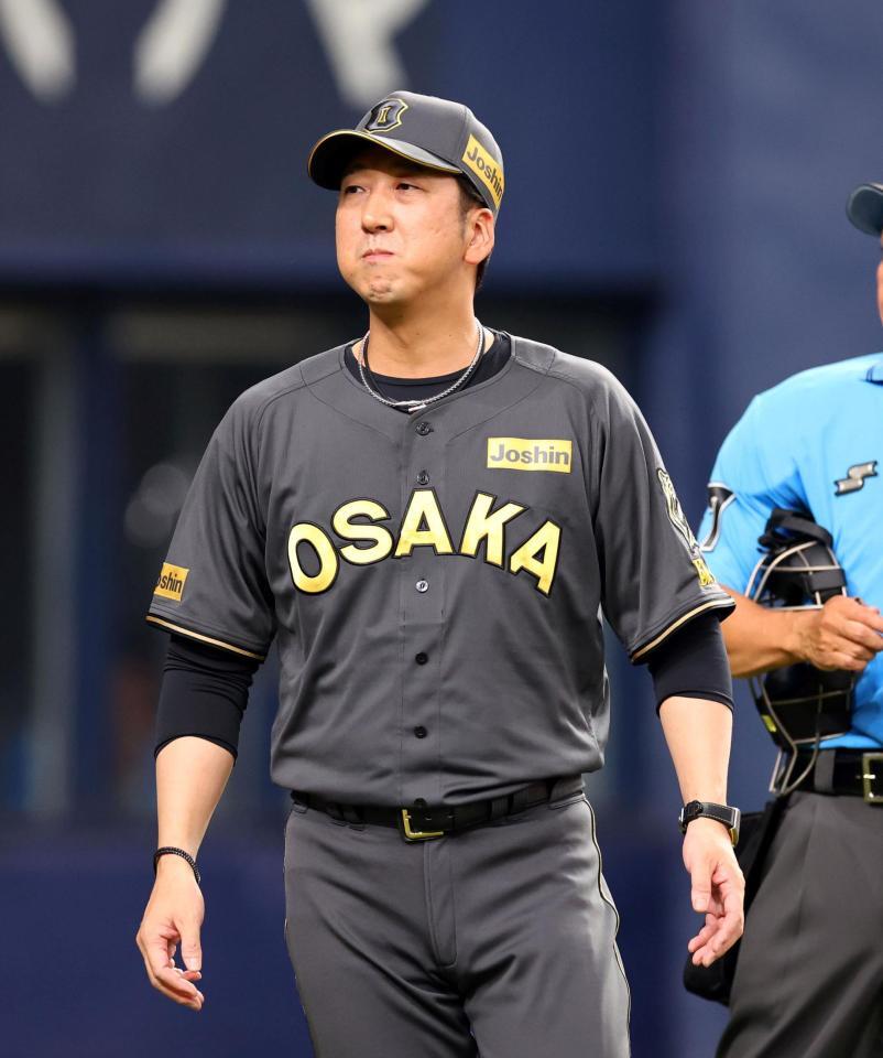 　７回、投手交代を告げベンチに戻る藤川監督（撮影・山口登）