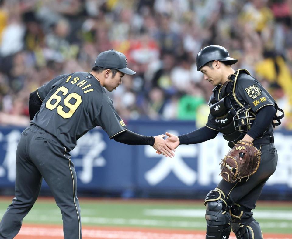 　最後を締めた石井は坂本（右）と握手を交わす（撮影・北村雅宏）