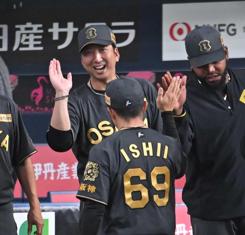 阪神タイガースBLACKユニホーム　藤川監督 阪神・藤川監督 石井に並ばれ「うれしい」 4点リードでの登板
