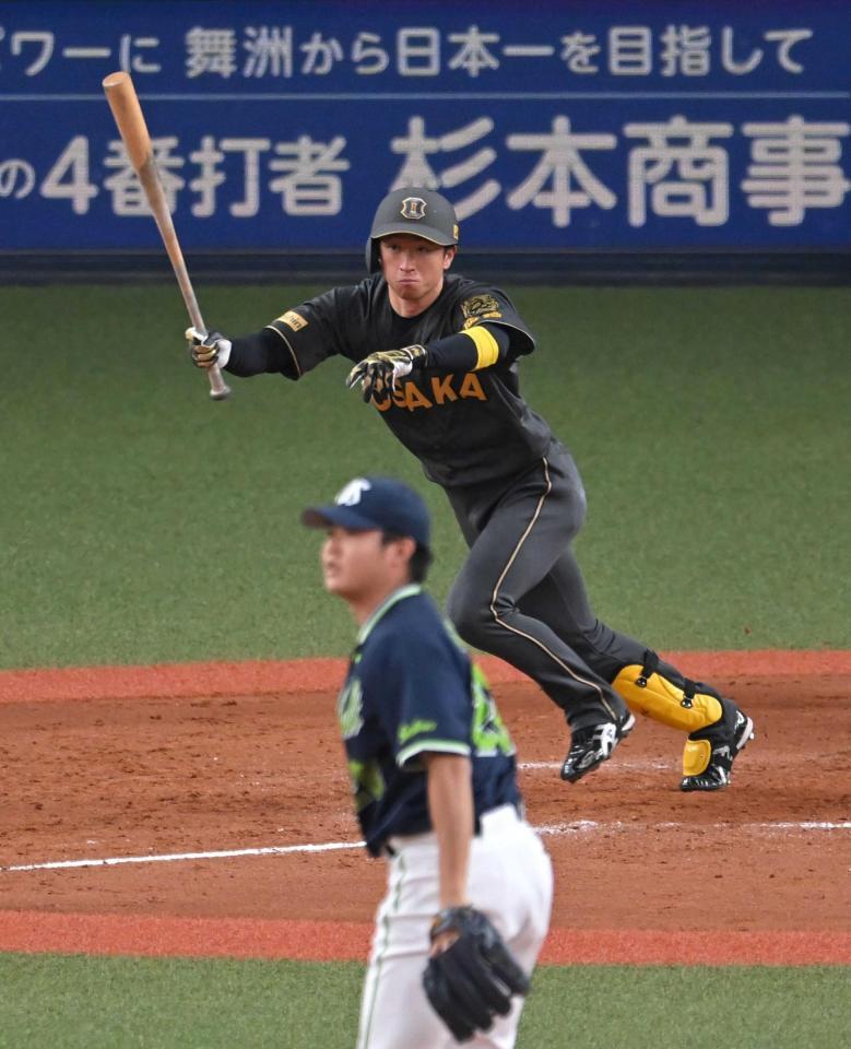 　８回、走者一掃の適時三塁打を放つ近本