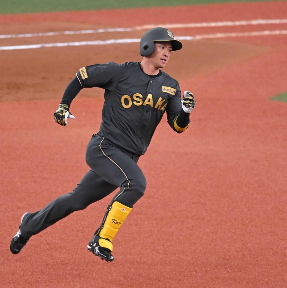 　８回、走者一掃の三塁打を放ち激走する近本（撮影・飯室逸平）