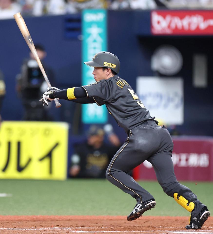 　８回、走者一掃となる適時三塁打を放つ近本（撮影・北村雅宏）