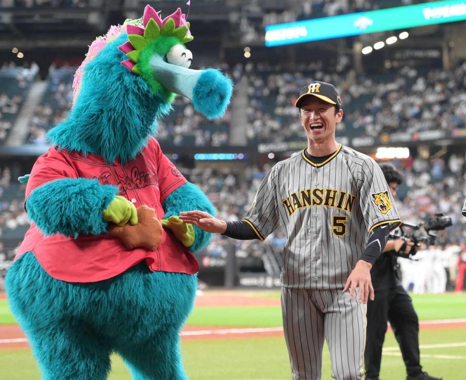 　試合後、広島のマスコット「スラィリー」と談笑する近本＝２０２４年オールスター