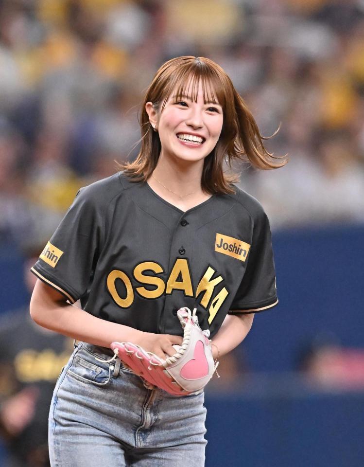 阪神 NMB48の小嶋花梨が始球式 悲願のノーバン達成ならず
