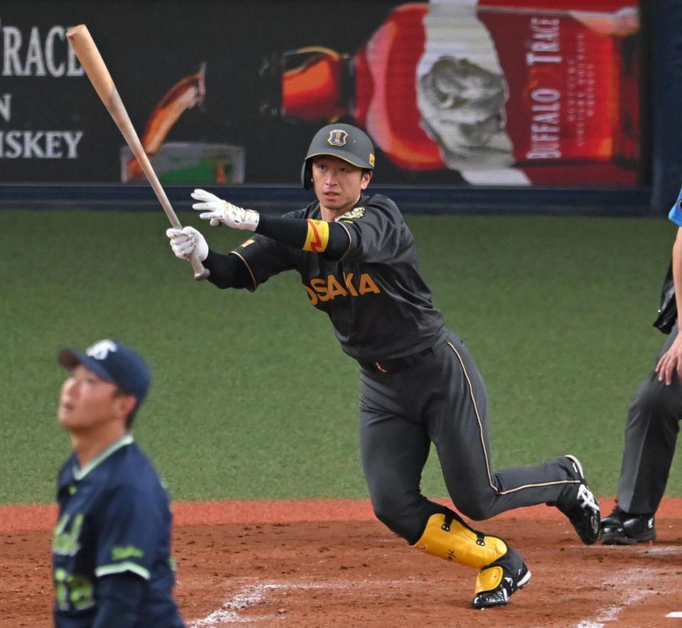 　４回、二塁打を放つ近本（撮影・飯室逸平）