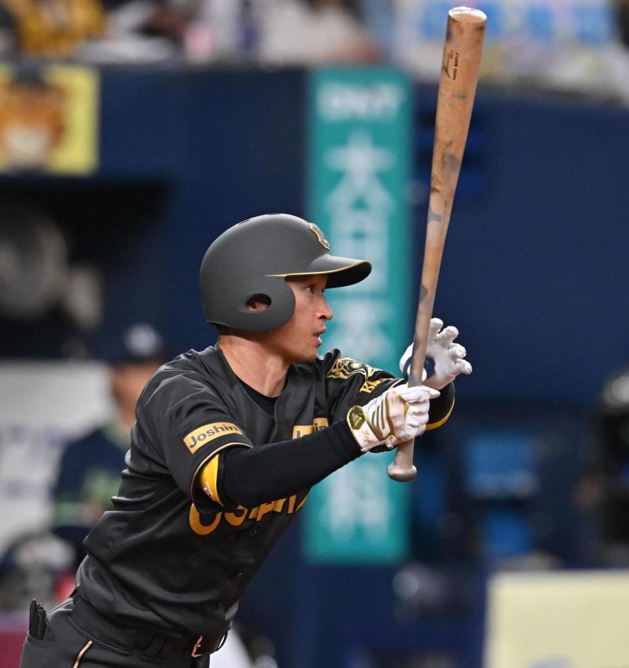 　４回、二塁打を放つ近本（撮影・西田忠信）