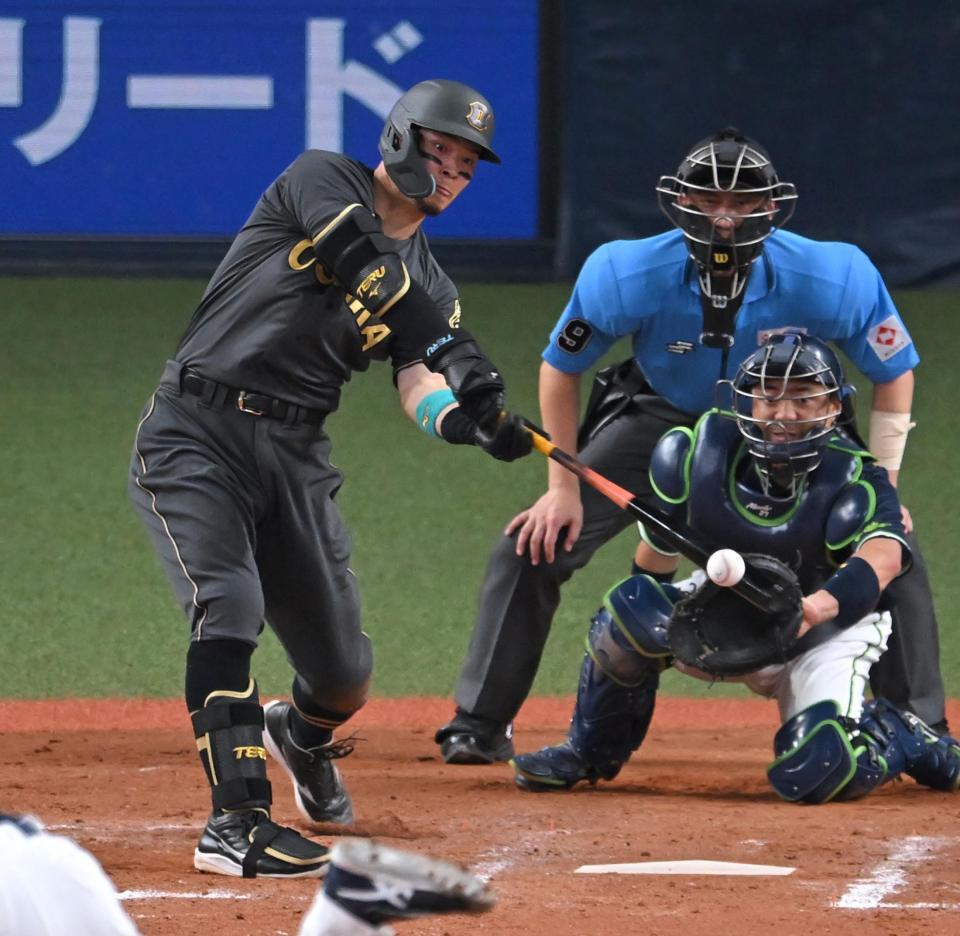 　８回、二塁打を放つ佐藤輝（撮影・飯室逸平）